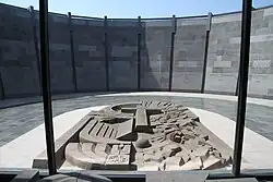 Bodenrelief im Genozid-Museum (2019)