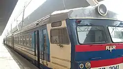 Ein am Bahnhof haltender Zug des lettischen Waggonherstellers RVR (2019)