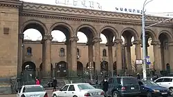 Säulen eines der beiden Seitenflügel (2019)