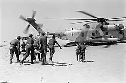 Eine israelische CH-53D Jasʿur der 118. Staffel „Night Raptors“ beim Transport von Verwundeten während des Jom-Kippur-Krieges 1973