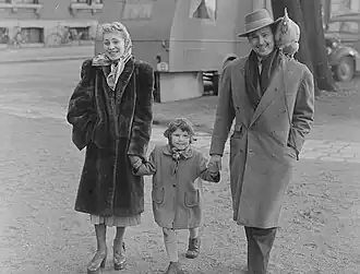 Unigefärbter Mantel (links) (1951)