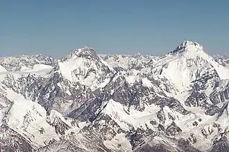 Yutmaru Sar und direkt dahinter Yukshin Gardan Sar (links) sowie Kanjut Sar (rechts)