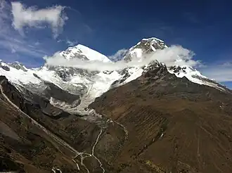 Blick von Norden auf die beiden Gipfel des Nevado Huascarán (links Pico Sur, rechts Pico Norte)