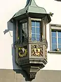 Erker mit Heraldik unter anderem der Salzleute (Haue)