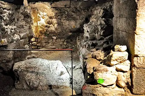 Märtyrerstein in der Krypta der Wasserkirche