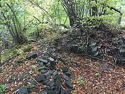 Reste der Burg Kleinstejn (Kleinstein) nördlich des Berges Havran