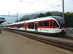 Zentralbahn ABt 8 941 vor Spatz ABe 130&nbsp;007 in Stansstad kurz nach Ablieferung