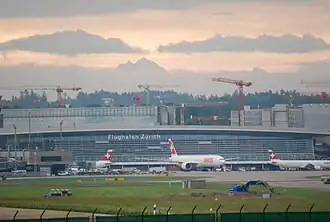 Über Flughafen Zürich Airside Center von Rümlang her, Mai 2018