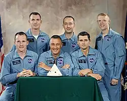 Apollo 1 – v. l. n. r. Erstbesatzung (sitzend) Ed White, Gus Grissom, Roger Chaffee sowie Zweitbesatzung (stehend) David Scott, James McDivitt, Russell Schweickart