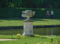 Figur zwischen Parterre und Spiegelteich