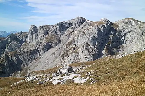 Blick vom Karlhochkogel nach Westen, der Große Beilstein abgesetzt und niedriger am linken Bildrand
