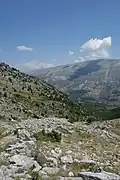 Blick von der Lunxhëria, der gegenüberliegenden Talseite auf Dhëmbel und Nivan unterhalb des Gipfels