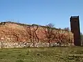 Fragment der alten Burgmauer mit einem in der Neuzeit rekonstruierten Burgturm