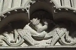 Zwei Drachen unter einem Dreipassbogen