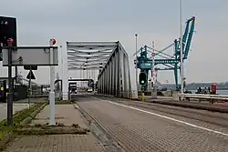 Blick auf die Klappbrücke Zandvlietbrug an der Ostseite der Schleuse zum Kanaaldok