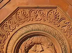 Bild 7: Terrakotta-Fries mit Lorbeerkranz, Kymation und Anthemion (Lotos-Palmettenfries).