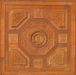 Fries mit Lorbeerkranz im Medaillon