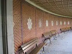 Blick in den südlichen Bogengang mit Fliesensternen