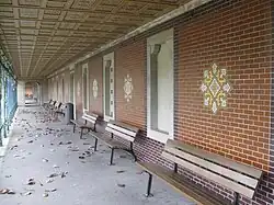 Blick in den geraden Teil des Südflügels mit Fliesensternen, Blindfenstern und Blindtür