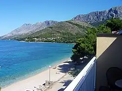 Dieses Symbolfoto in Farbe zeigt die Adriaküste seitlich vom Sandstrand mit Blick auf das Mittelmeer der kroatischen Stadt Zaostrog und wurde 2007 aufgenommen.