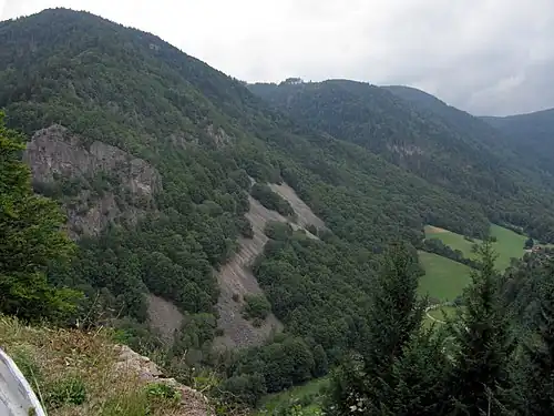 Der steile Abfall des Roteck ins Zastlertal