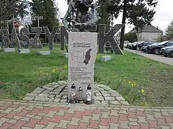 AD PERPETUAM REI MEMORIAM Mögen Gott, das Vaterland und die Nachfahren nie vergessen die Bewohner der verlorenen Gebiete, die dort ermordet wurden und beerdigt sind, die als dem Vater-land treu dort geblieben sind, die von dort vertrieben wurden und gezwungen wa-ren, hier einen neuen Platz im Vaterland zu finden. In Verehrung ihrer Landsleute die Einwohner von Zbąszynek