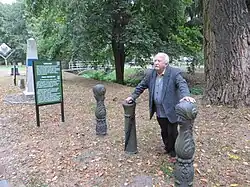 Zbigniew Czarnuch im Park der Wegweiser und Meilensteine der Kulturen