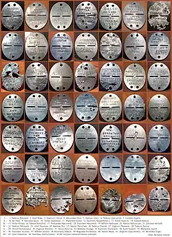 Polnische Erkennungsmarken von Opfern des Massenmordes von Katyn, in deren Massengräbern in Charkiw gefunden