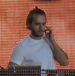 Das Lied wurde von Anton Zaslavski (Zedd) und Katy Perry geschrieben.