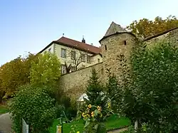 Mittelalterliche Stadtbefestigung und heutiges Finanzamt im Hintergrund