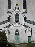 Eingangsportal der Kirche