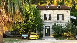 Das Stationsgebäude von Zelenika wird als Wohnhaus genutzt.