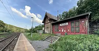 Bahnsteige und Bahnhofsgebäude