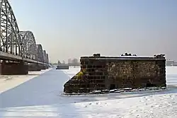 Ehemalige Pfeiler der alten Eisenbahnbrücke