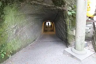Tunnel zum Schrein