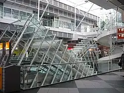 Abgänge zum Bahnsteig im Zentralbereich des Flughafens