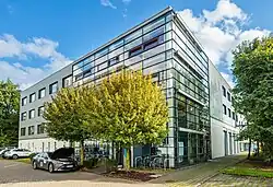 Dreistockiges Gebäude mit Glasfront