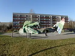 Zerbster Straße, im Vordergrund ,Fabelhafter Drachen’