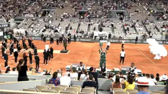 Eröffnungszeremonie vor dem Herren-Einzel-Finale mit dem Serpentinentanz nach einer Choreographie von Loïe Fuller und dem Divertimento Orchester (Dirigentin: Zahia Ziouani) zum Boléro von Maurice Ravel, 11. Juni 2023[27]