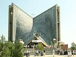 Blick auf das Eingangsportal von St. Josef