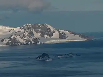 Blick über Half Moon Island hinweg auf die Mündung des Scherawna-Gletschers in die McFarlane Strait.