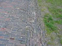 Historisches Ziegel­pflaster in der Großen Bergstraße, hergestellt in einer der Ziegeleien des Ortes