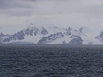 Blick von der Bransfieldstraße auf den Ziezi&nbsp;Peak mit dem Viskyar Ridge (links) und dem Kormesiy Peak (rechts)