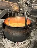Traditionelle Herstellung von Ziger im Freilichtmuseum Ballenberg. Die Molke wird zuerst auf ca. 90&nbsp;°C erhitzt.