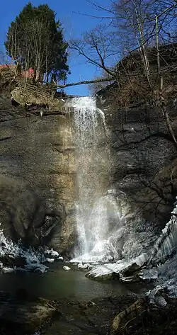 Der Zillhauser Wasserfall ist der drittgrößte Wasserfall der Alb. Der Büttenbach stürzt am Wunderloch 26 Meter in die Tiefe, 17 Meter davon im freien Fall