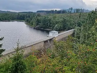 Blick vom Peterstein zur Staumauer und zum Stausee