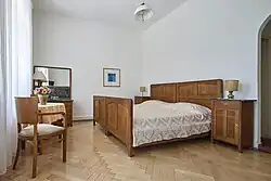 Hotelzimmer im Hotel Westend Meran mit Parkettboden und Holzbett