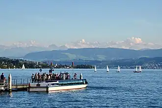 Höhronenkette vom Zürichhorn aus gesehen