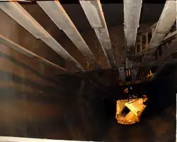 Fahrten mit Umsteigebühnen in einem Schacht im Erzgebirge