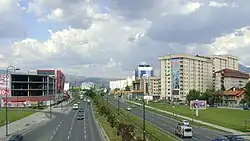 Sechsspurige Hauptverkehrsstraße Zmaja od Bosne, während der Belagerung von Sarajevo als „Sniper Alley“ bekannt und der Hauptbahnhof Sarajevo